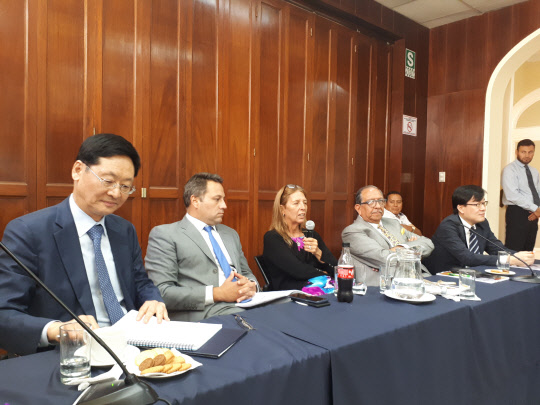 최근 페루에서 진행된 기술보증기금의 기술평가제도 설명회에 강낙규 기보 전무이사(왼쪽 첫번째), 숄 페루 생산성 장관(세번째) 등이 참석하고 있다. 기보 제공